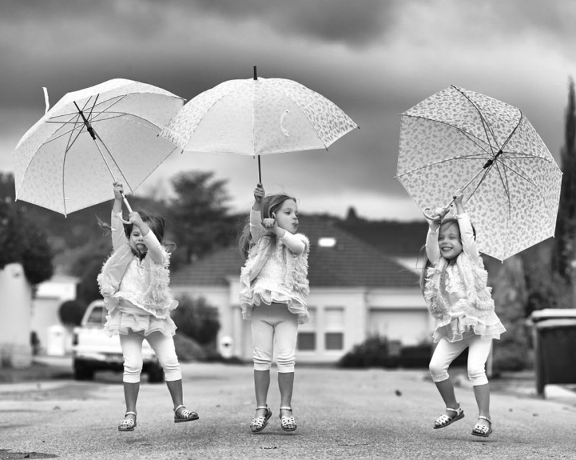 Mom takes pictures of her triplet daughters growing up, and it's adorable Mom takes pictures of her triplet daughters growing up, and it's adorable