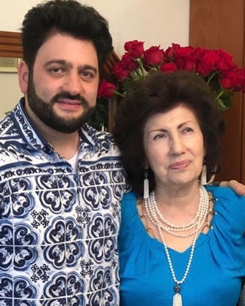 Mom's son forever: photos of 15 Russian artists with moms