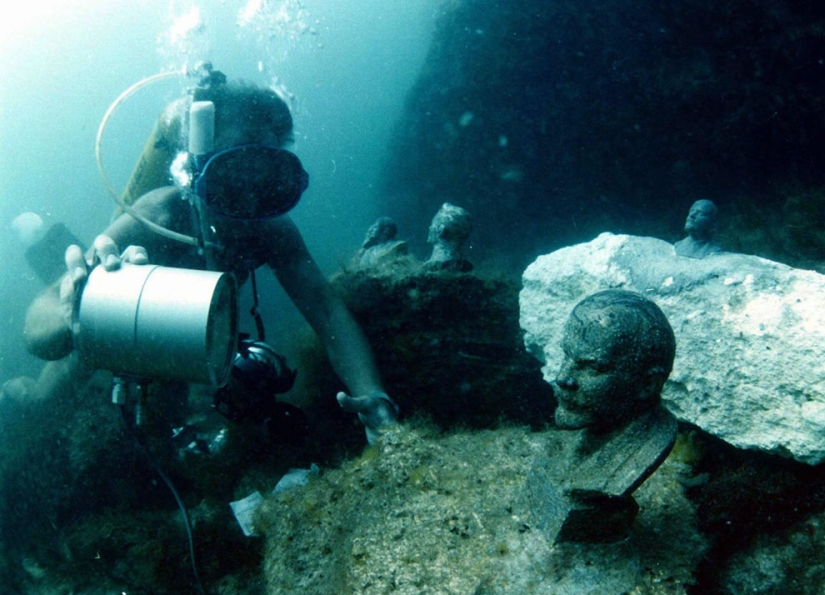 Monuments to Vladimir Lenin around the world