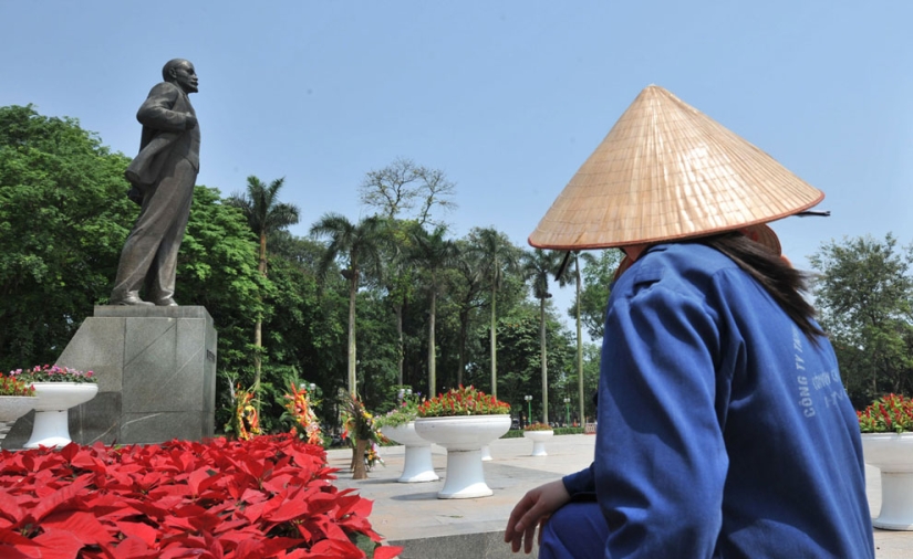 Monuments to Vladimir Lenin around the world