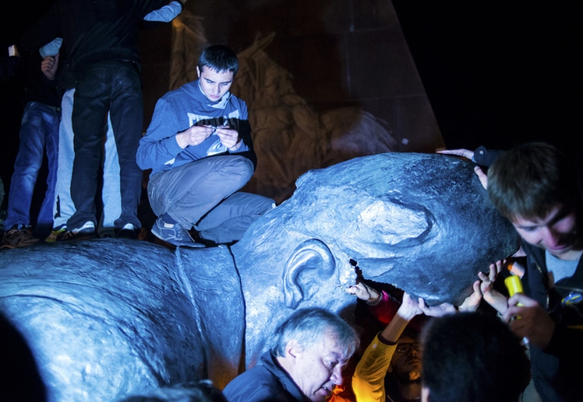 Monuments to Vladimir Lenin around the world