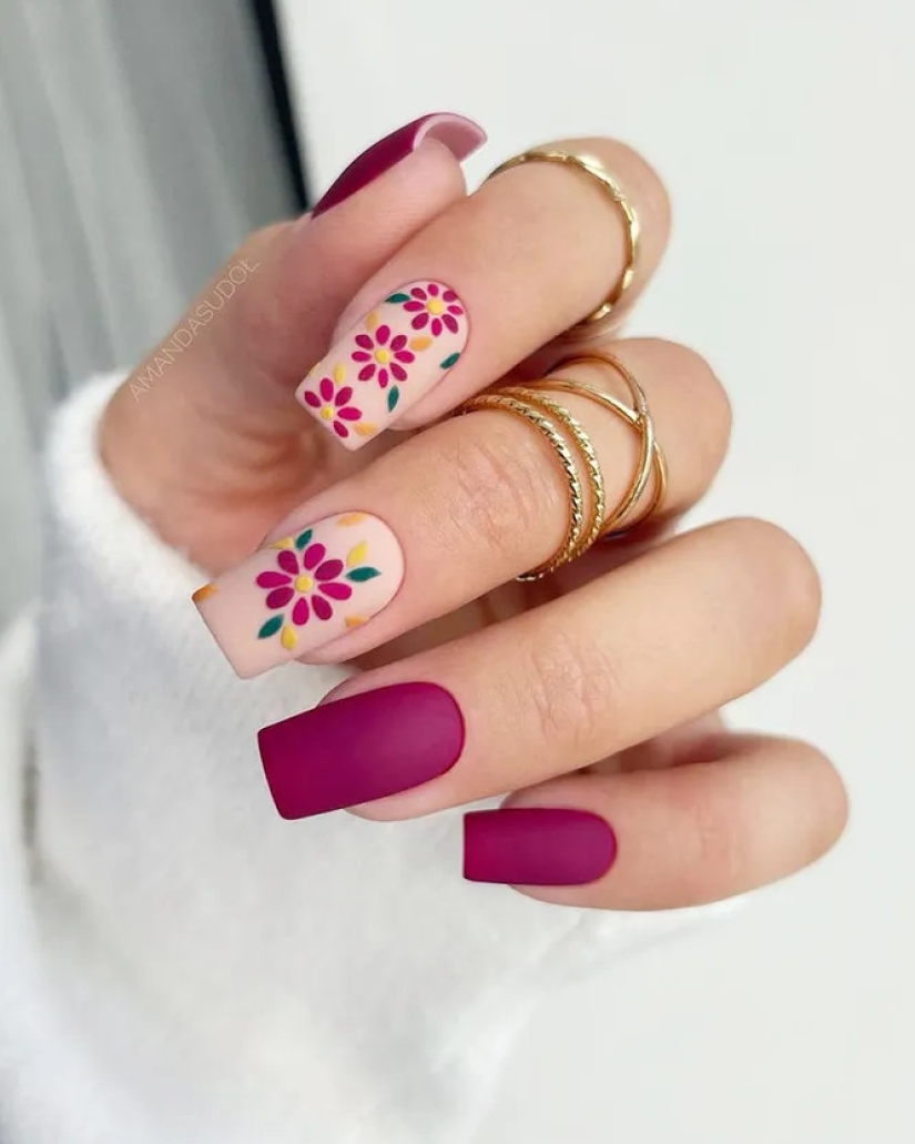 Mood "autumn": 10 beautiful examples of manicure with floral prints - with leaves, berries and flowers