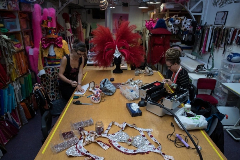 Moulin Rouge turns 130 years old: 20 photos behind the scenes of the iconic Paris cabaret