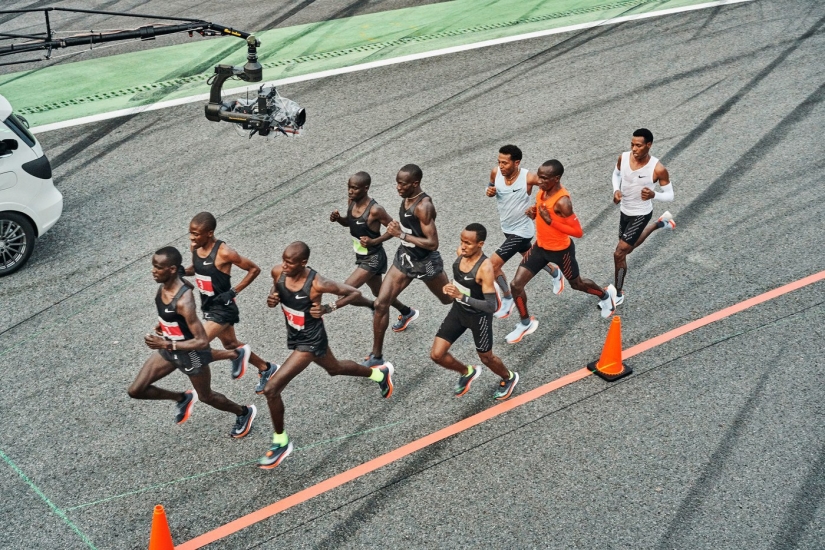 Más allá de las capacidades humanas: cómo un keniano estableció un récord mundial al correr 42 km en 2 horas Más allá de las capacidades humanas: cómo un keniano estableció un récord mundial al correr 42 km en 2 horas
