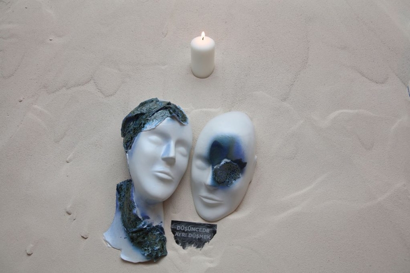 Máscaras de porcelana que simbolizan la igualdad