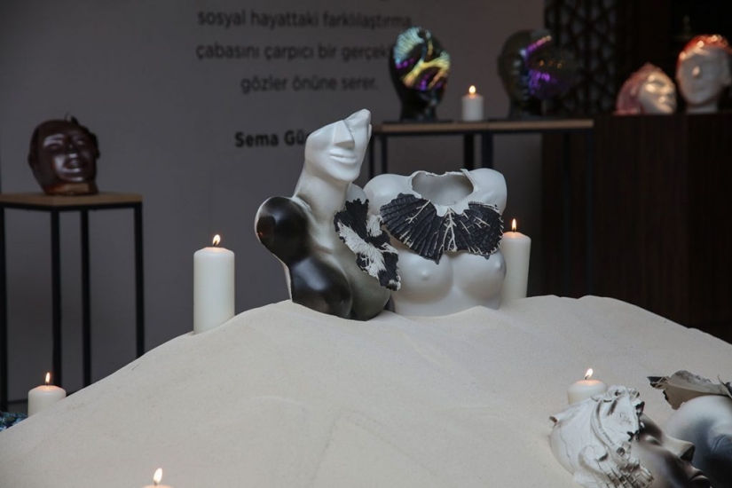 Máscaras de porcelana que simbolizan la igualdad