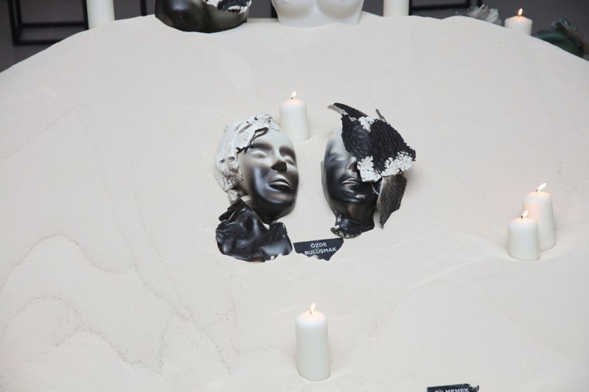 Máscaras de porcelana que simbolizan la igualdad
