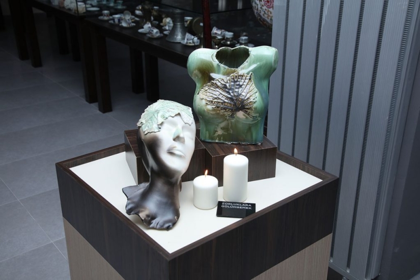 Máscaras de porcelana que simbolizan la igualdad