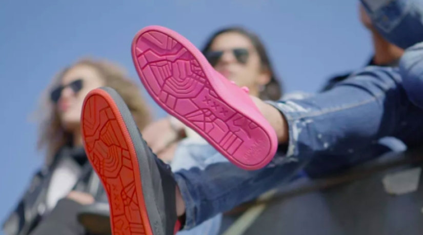 Ámsterdam ha lanzado zapatillas hechas de chicle de las calles de la ciudad Ámsterdam ha lanzado zapatillas hechas de chicle de las calles de la ciudad