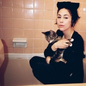 Mujeres fuertes e independientes de Nueva York y sus acompañantes con bigote