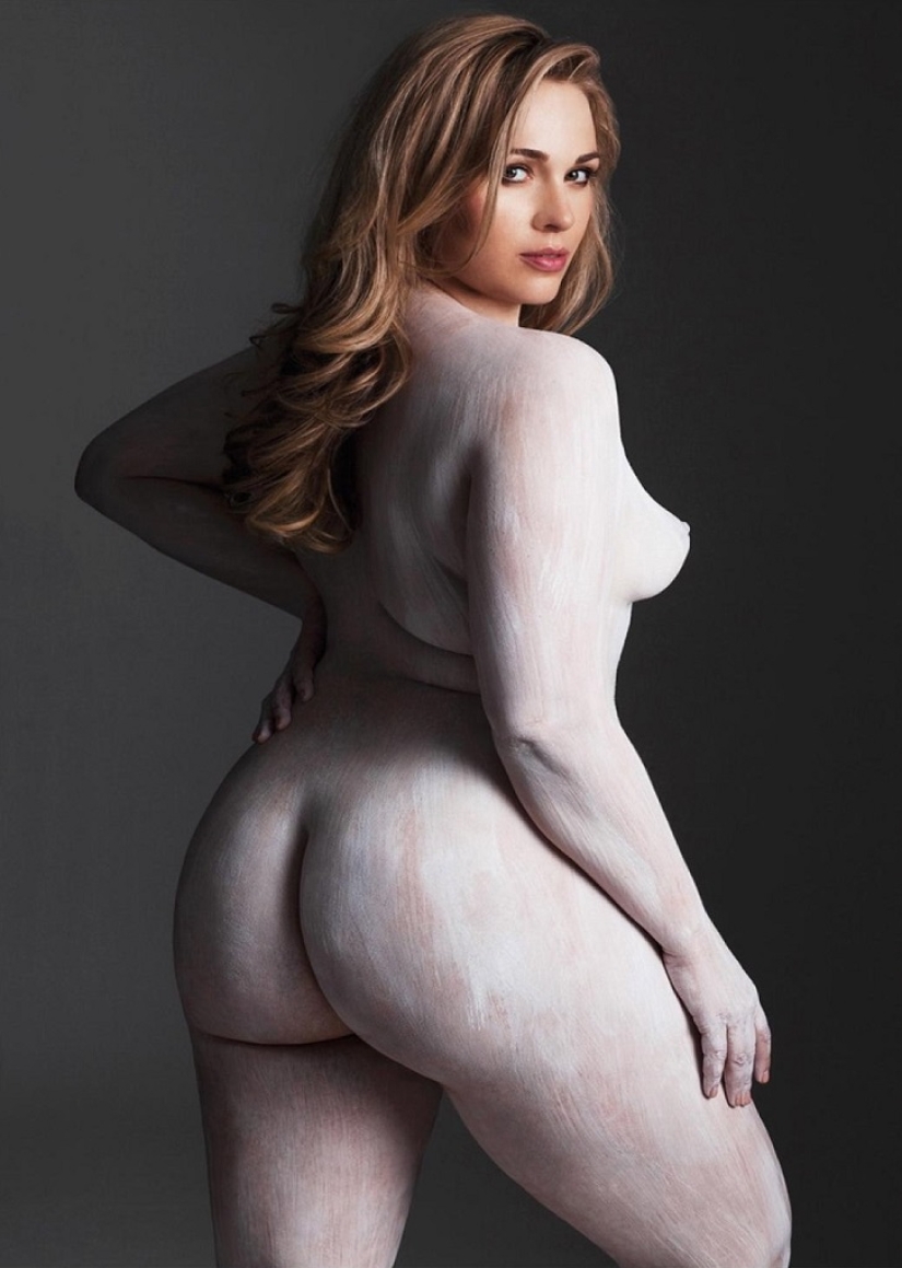 Mujeres muy seductoras y no delgadas en el libro de fotos "Curves"
