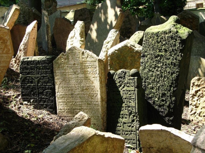 Multilayered Jewish Cemetery in Prague