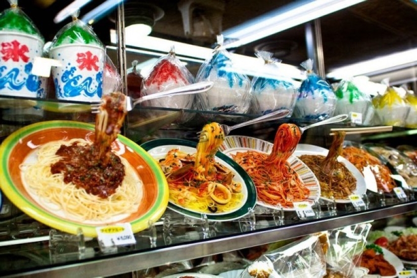 Muñecos realistas de platos en restaurantes japoneses