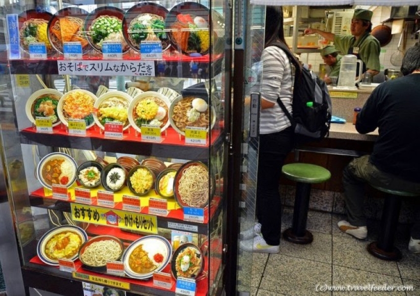 Muñecos realistas de platos en restaurantes japoneses