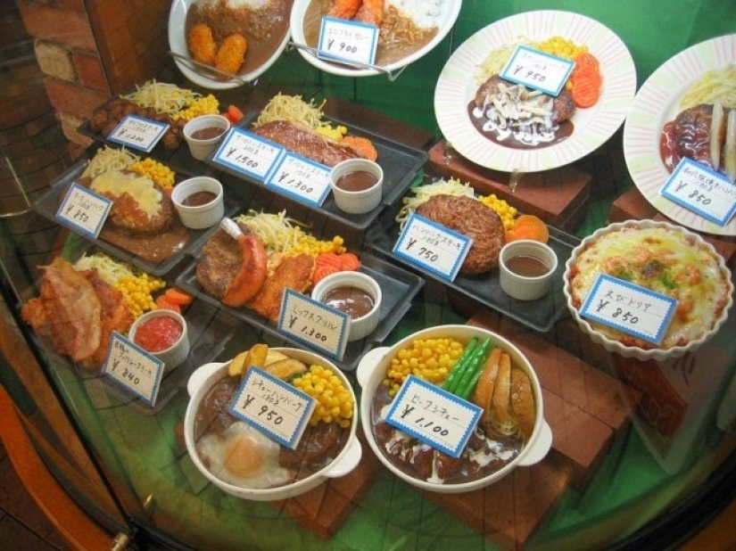 Muñecos realistas de platos en restaurantes japoneses