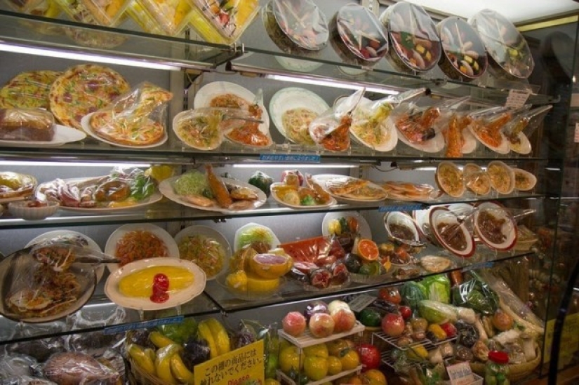 Muñecos realistas de platos en restaurantes japoneses