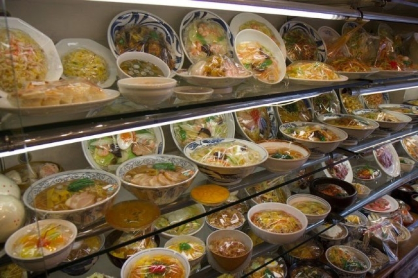Muñecos realistas de platos en restaurantes japoneses