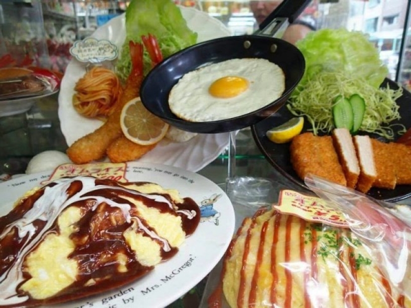 Muñecos realistas de platos en restaurantes japoneses
