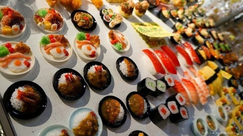 Muñecos realistas de platos en restaurantes japoneses