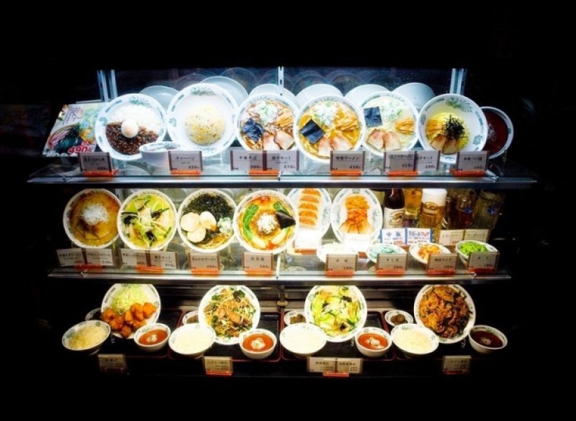 Muñecos realistas de platos en restaurantes japoneses