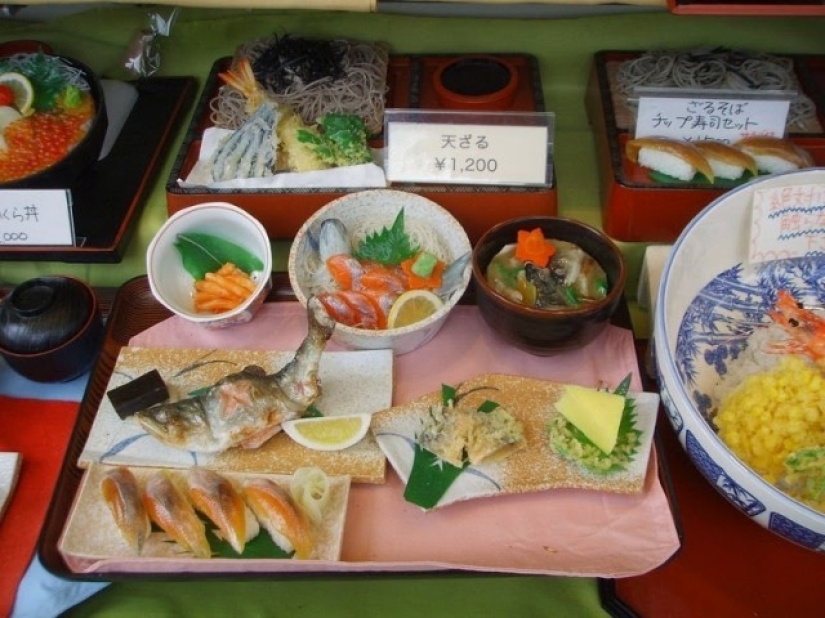 Muñecos realistas de platos en restaurantes japoneses