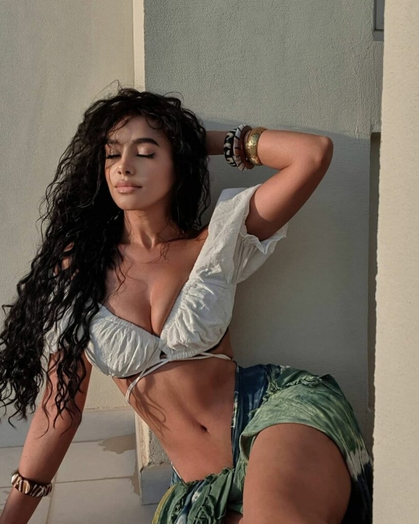 Mysterious Punishment yes Costa is an exotic beauty from Dubai