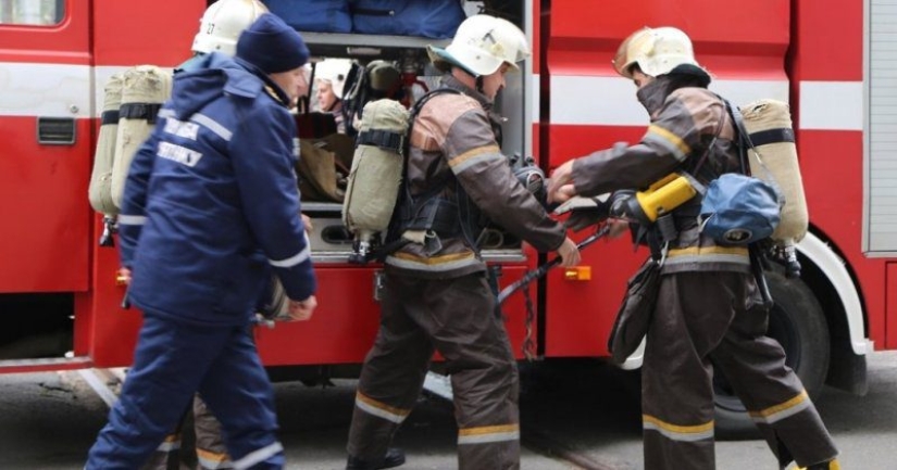 Nerves to hell: a Kiev resident fired from a revolver at firefighters who came to rescue him