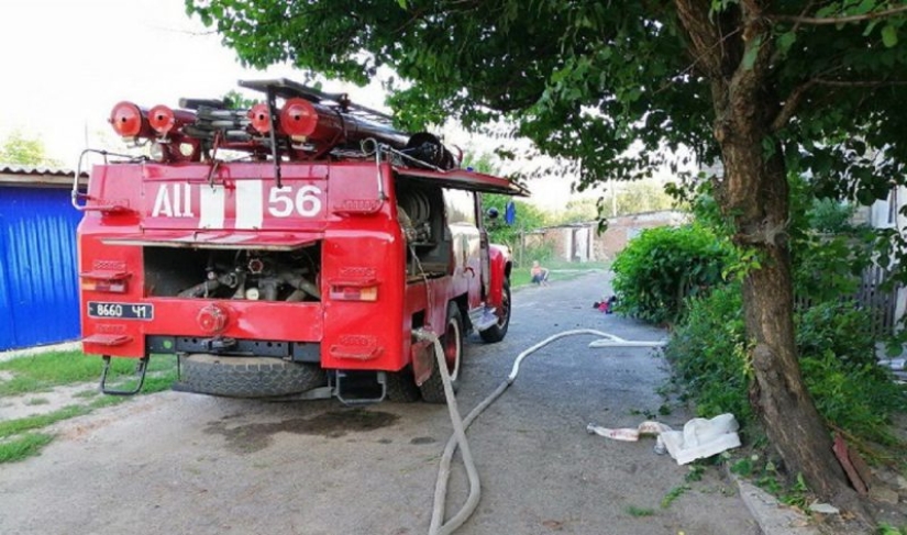 Nerves to hell: a Kiev resident fired from a revolver at firefighters who came to rescue him