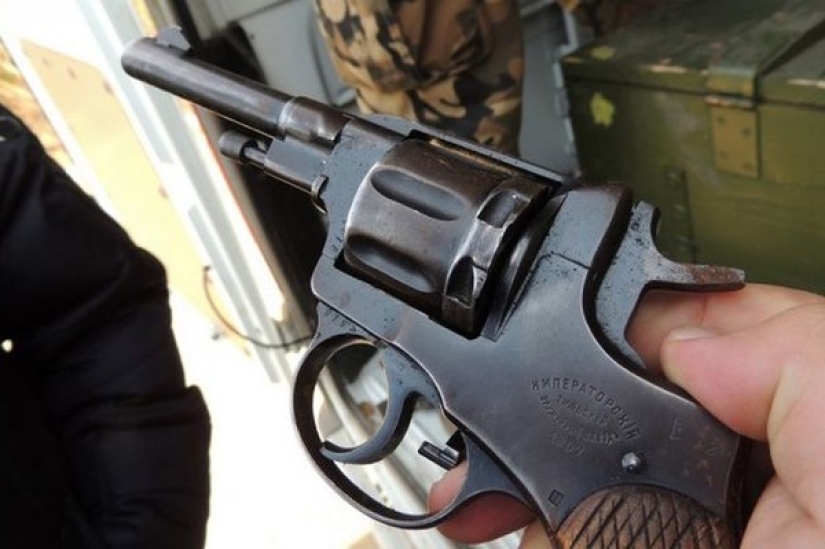 Nerves to hell: a Kiev resident fired from a revolver at firefighters who came to rescue him