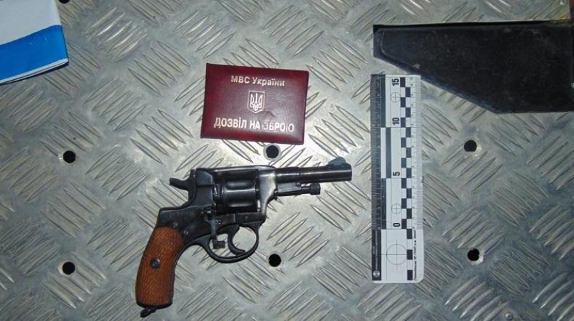 Nerves to hell: a Kiev resident fired from a revolver at firefighters who came to rescue him