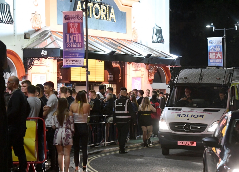 New for everything ready: 5,000 first-year students of Portsmouth University hung out in clubs until the morning New for everything ready: 5,000 first-year students of Portsmouth University hung out in clubs until the morning