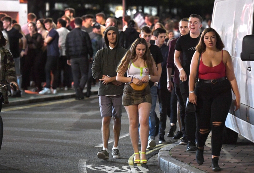 New for everything ready: 5,000 first-year students of Portsmouth University hung out in clubs until the morning New for everything ready: 5,000 first-year students of Portsmouth University hung out in clubs until the morning