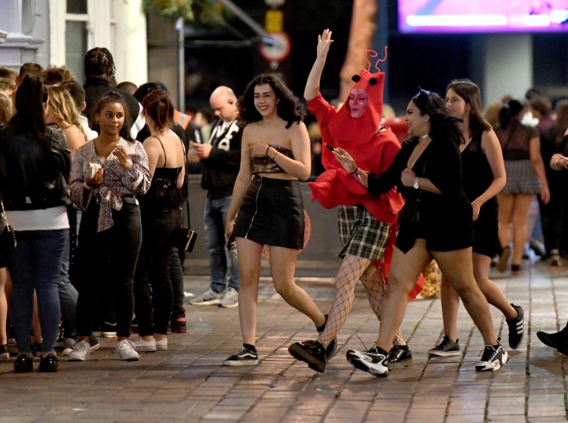 New for everything ready: 5,000 first-year students of Portsmouth University hung out in clubs until the morning New for everything ready: 5,000 first-year students of Portsmouth University hung out in clubs until the morning
