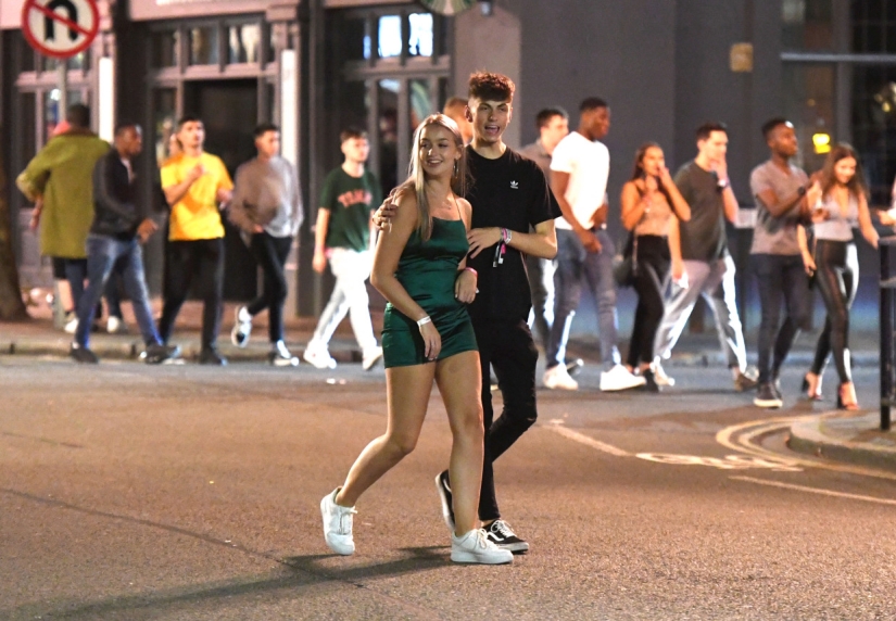 New for everything ready: 5,000 first-year students of Portsmouth University hung out in clubs until the morning New for everything ready: 5,000 first-year students of Portsmouth University hung out in clubs until the morning