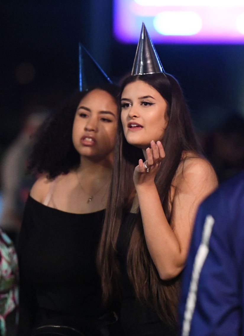 New for everything ready: 5,000 first-year students of Portsmouth University hung out in clubs until the morning New for everything ready: 5,000 first-year students of Portsmouth University hung out in clubs until the morning