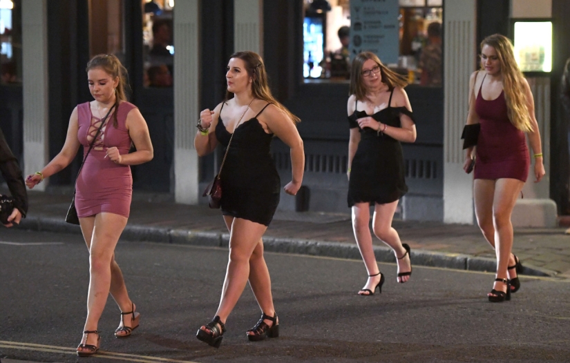 New for everything ready: 5,000 first-year students of Portsmouth University hung out in clubs until the morning New for everything ready: 5,000 first-year students of Portsmouth University hung out in clubs until the morning