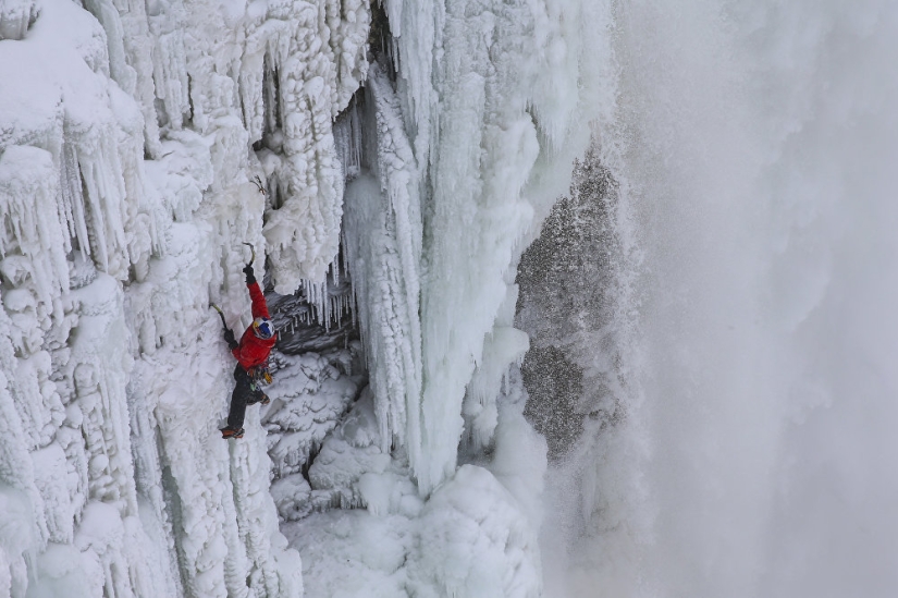 Niagara Falls turned into a glacier. You just have to see these photos!