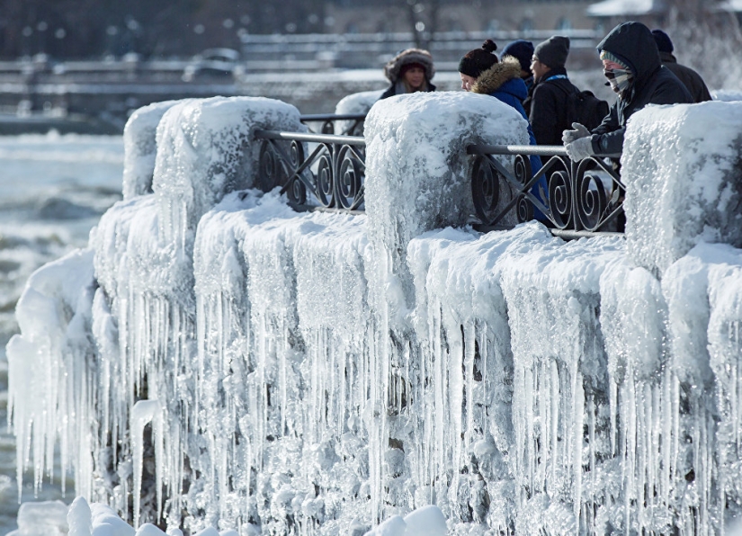 Niagara Falls turned into a glacier. You just have to see these photos!
