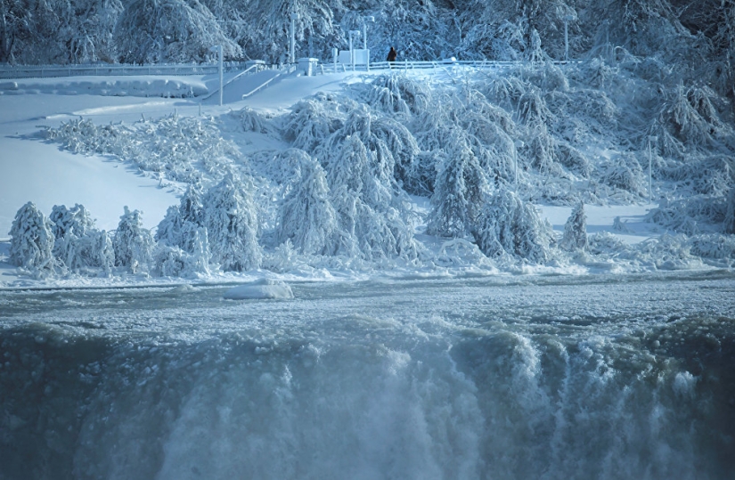 Niagara Falls turned into a glacier. You just have to see these photos!