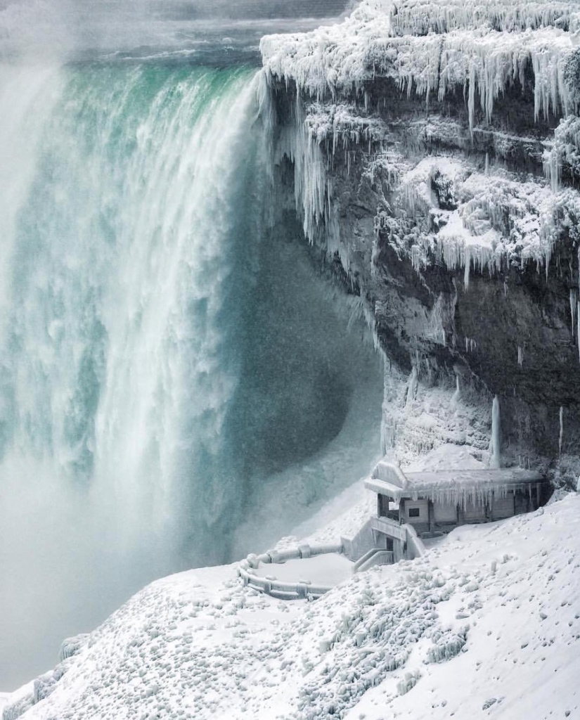 Niagara Falls turned into a glacier. You just have to see these photos!