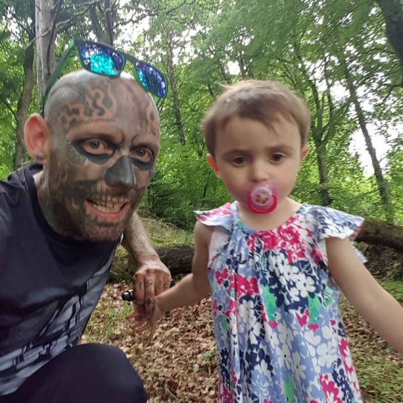 "Niños, no se asusten, este es su papá": un irlandés gastó 36 mil dólares en tatuajes y se convirtió en una especie de esqueleto