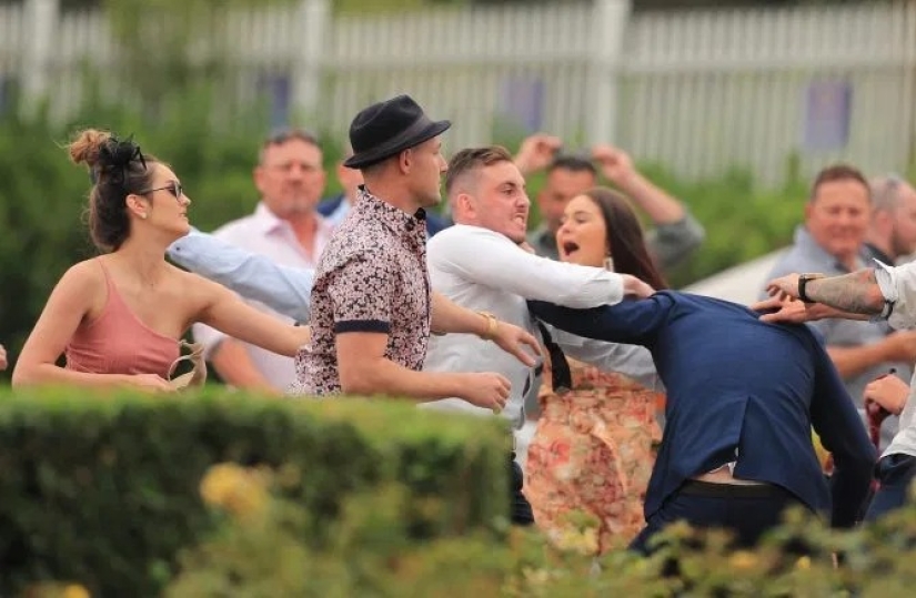 No despiertes a la bestia que hay en ella: una niña azotó a un matón con un ramo de flores durante una pelea masiva en una carrera de caballos en Australia