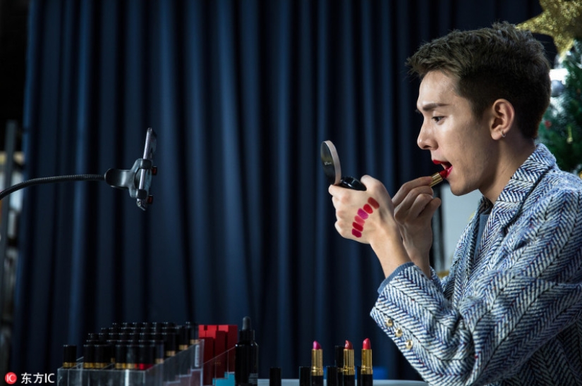 No es asunto de mujeres: un bloguero chino se pintó los labios durante siete horas al día y ganó 1,5 millones de dólares en un año