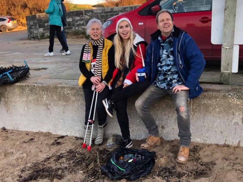 No es la temporada de playa: cómo una abuela inglesa de 70 años salva la costa de la basura
