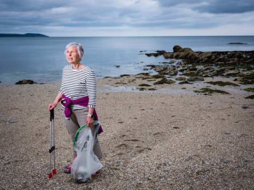 No es la temporada de playa: cómo una abuela inglesa de 70 años salva la costa de la basura