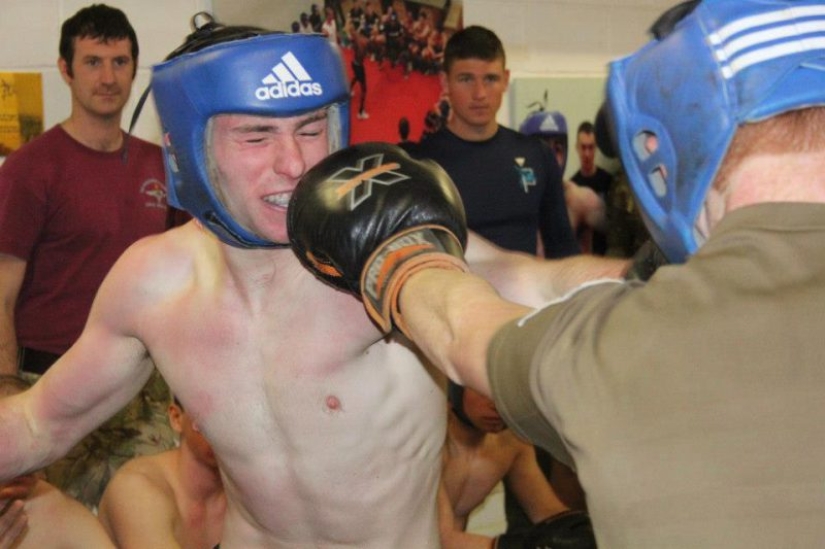 No es un sexo débil: una mujer por primera vez pasó brillantemente las pruebas más difíciles en el Regimiento de Paracaidistas