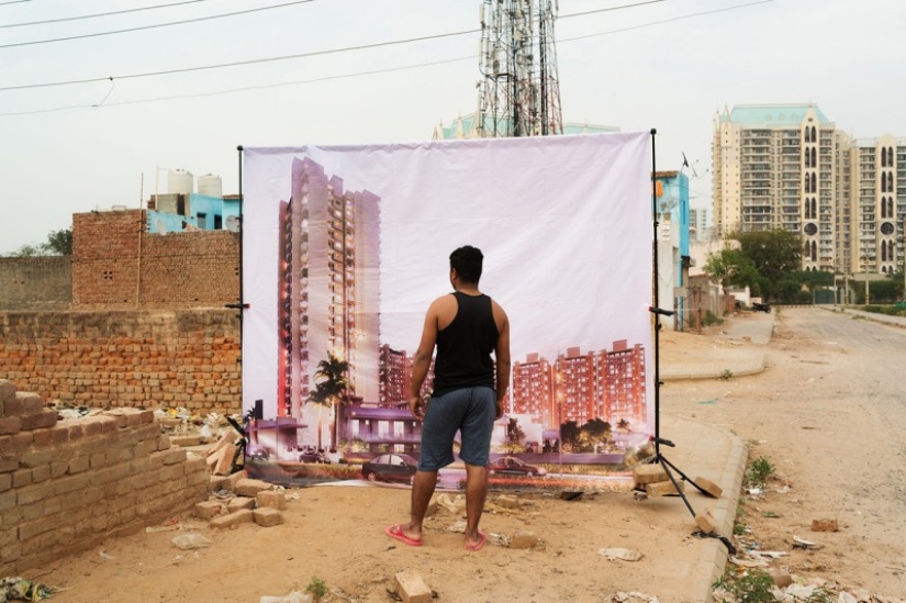 No hay millonarios en los barrios marginales: por qué un fotógrafo de París toma fotografías de personas pobres con el telón de fondo de lujosos complejos indios No hay millonarios en los barrios marginales: por qué un fotógrafo de París toma fotografías de personas pobres con el telón de fondo de lujosos complejos indios