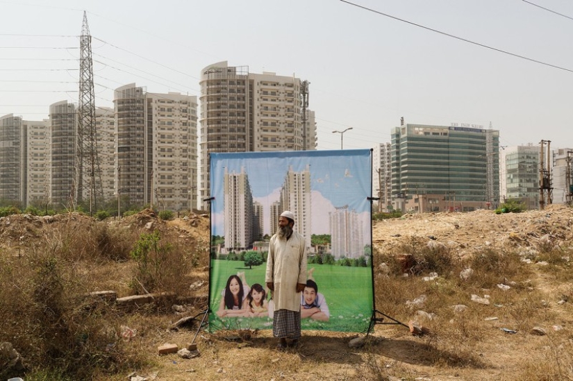 No hay millonarios en los barrios marginales: por qué un fotógrafo de París toma fotografías de personas pobres con el telón de fondo de lujosos complejos indios No hay millonarios en los barrios marginales: por qué un fotógrafo de París toma fotografías de personas pobres con el telón de fondo de lujosos complejos indios