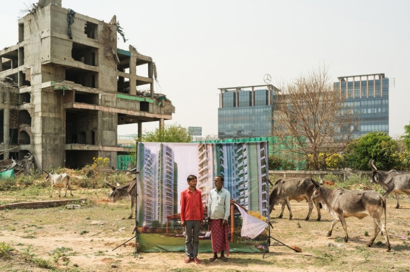 No hay millonarios en los barrios marginales: por qué un fotógrafo de París toma fotografías de personas pobres con el telón de fondo de lujosos complejos indios No hay millonarios en los barrios marginales: por qué un fotógrafo de París toma fotografías de personas pobres con el telón de fondo de lujosos complejos indios