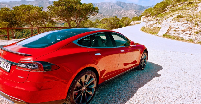 No hay quejas: el propietario de Tesla no ha gastado un solo rublo en gasolineras, estacionamiento y reparaciones en un año y medio